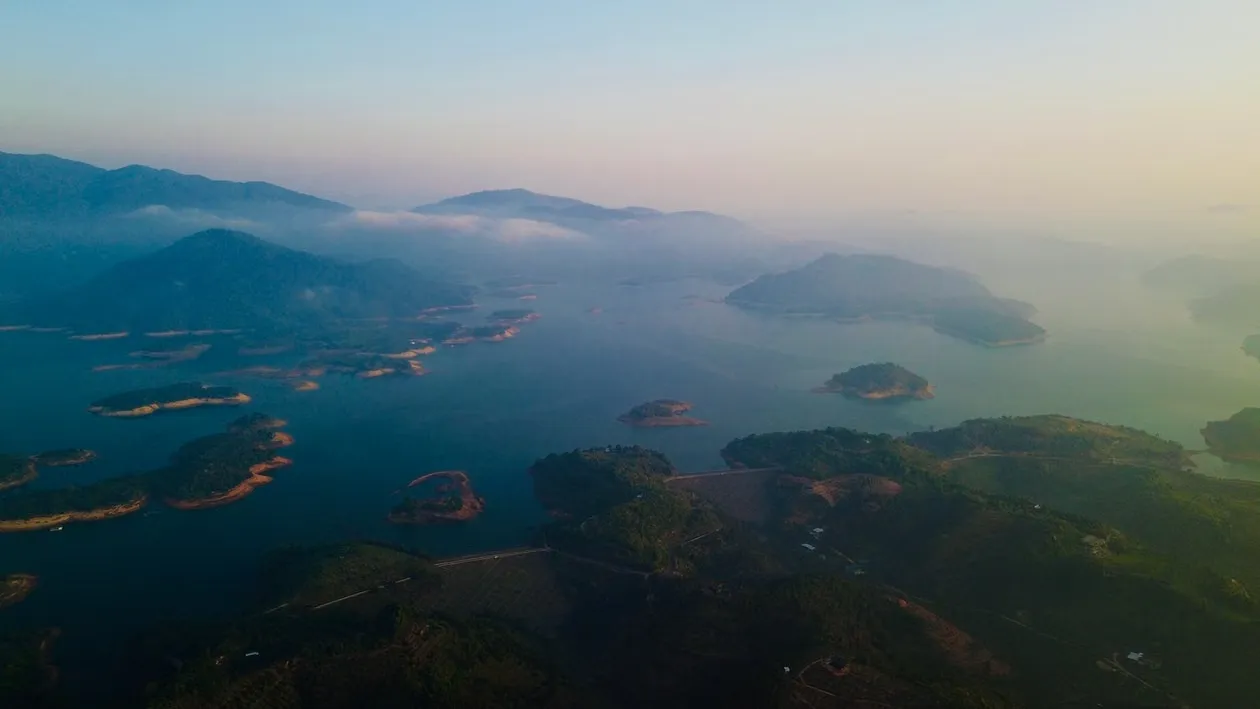 Navigation sur le lac de Hoa Binh : l'accord entre eaux de la rivière Noire et héritages des sommets