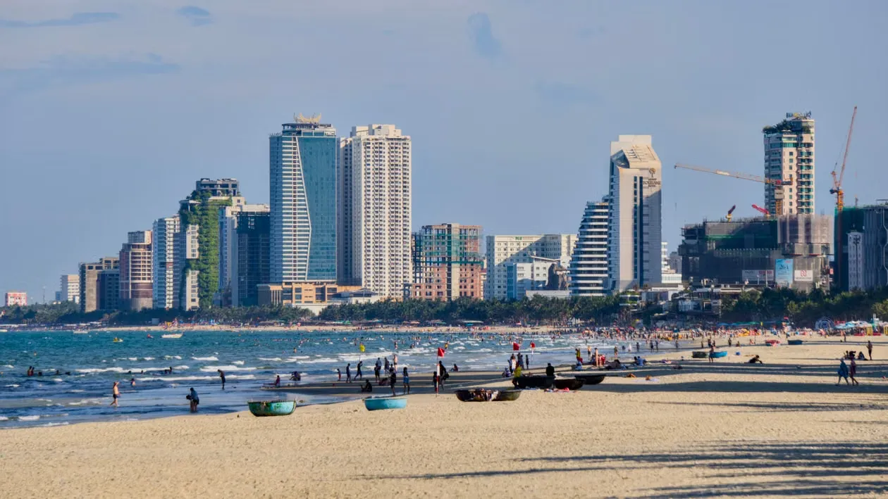 La plage de My Khe à Da Nang : carnet de route entre aménagement urbain et traditions maritimes