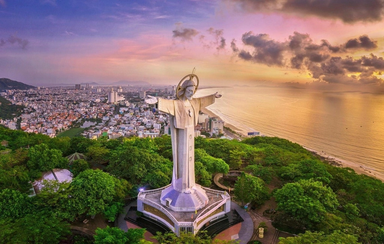 Découvrir le Christ-Roi de Vung Tau: entre effort pédestre et horizon maritime