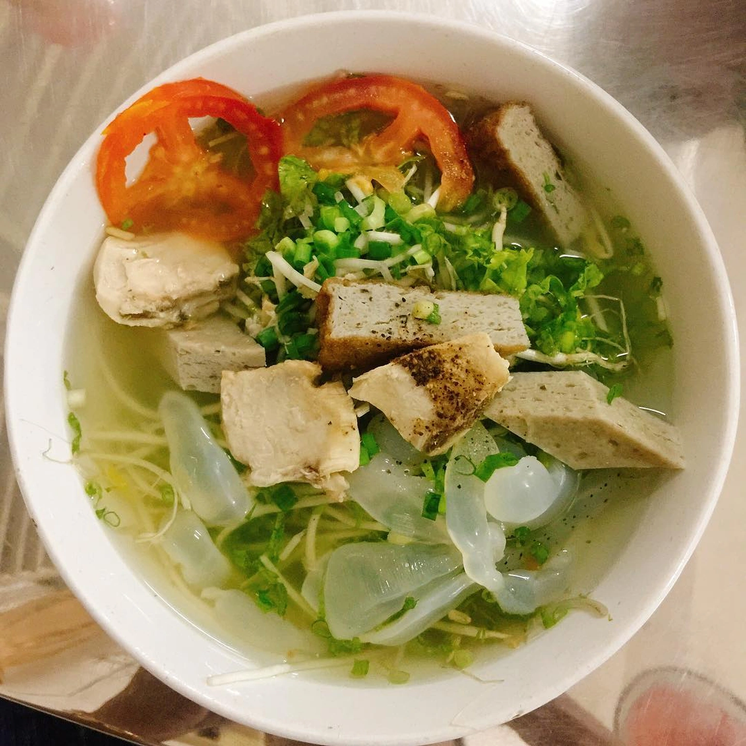 Món bún hạ hỏa ăn giòn sần sật, ngày bán vèo vài trăm bát ở Nha Trang - 5