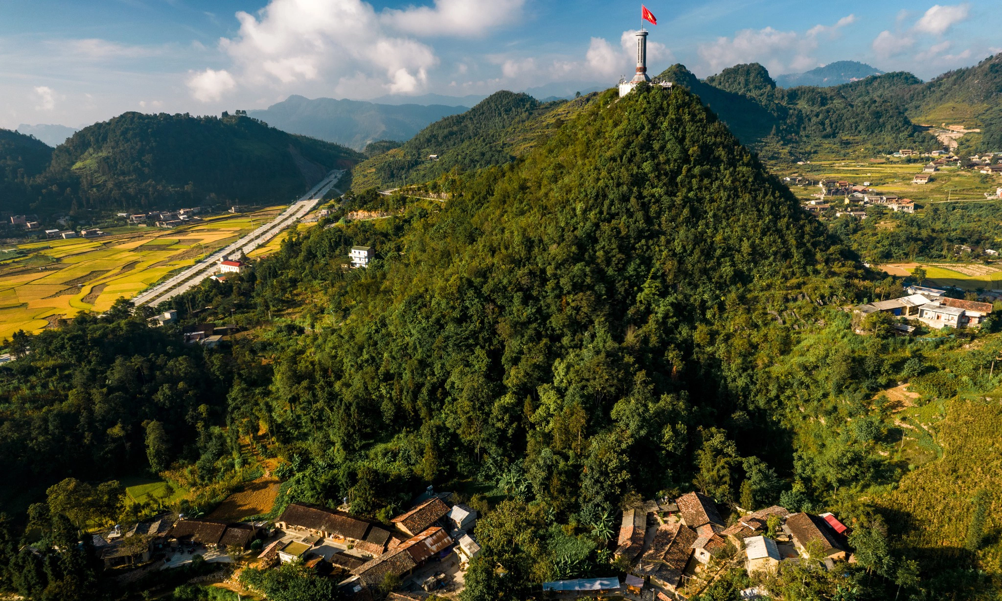 La tour-drapeau de Lung Cu: géographie du point septentrional et frontière de Ha Giang