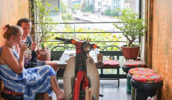 Les jeunes privilégient un mode de vie plus écologique, les cafés d'Hanoï disent adieu aux pailles en plastique